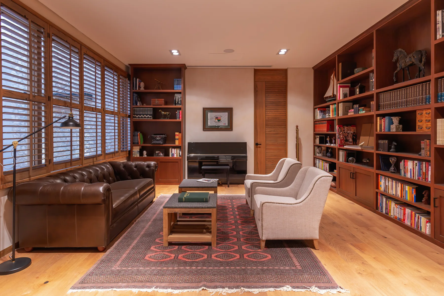 Casa YCC Tumín — Puertas y vestidor en encino